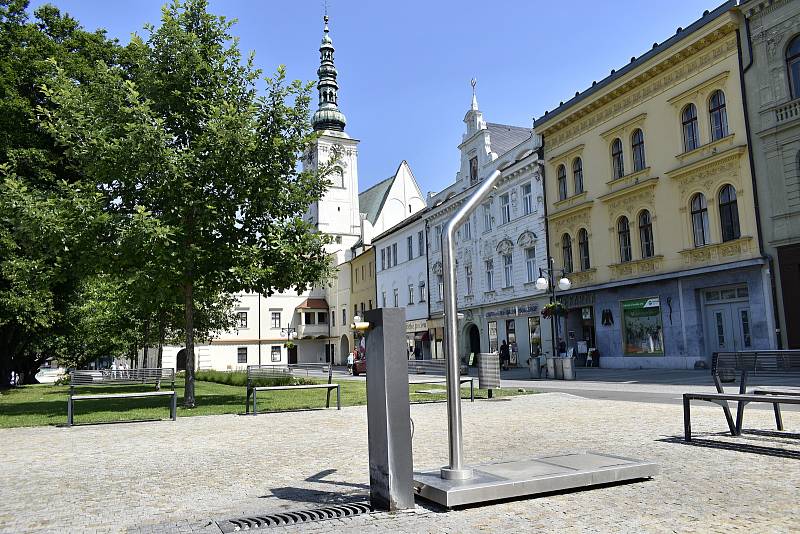 Dvě mobilní mlžící sprchy zpříjemňují lidem pobyt na rozpáleném náměstí T. G. Masaryka. 23.6. 2022