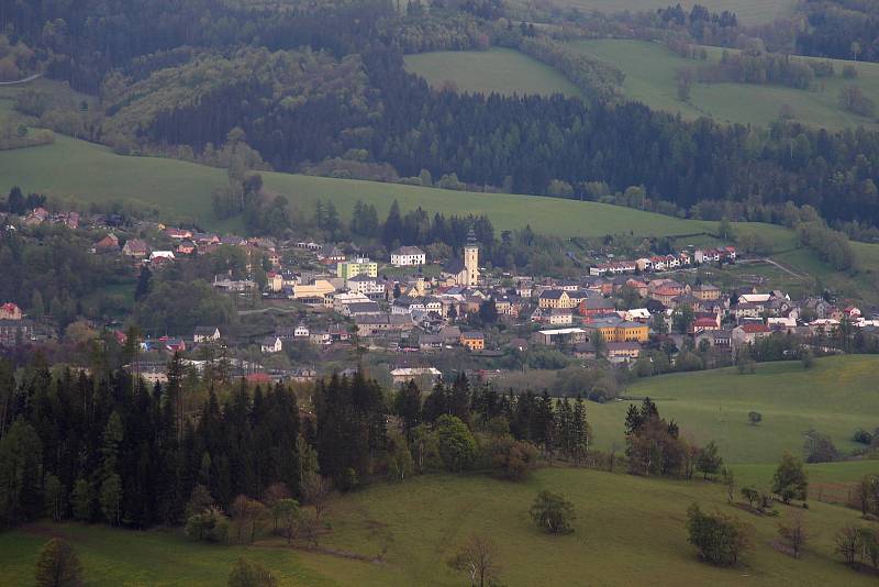 Rozhledna Stříbrná Twiggy mezi Hynčicemi pod Sušinou a Stříbrnicemi na Šumpersku. Pohled na Staré Město.