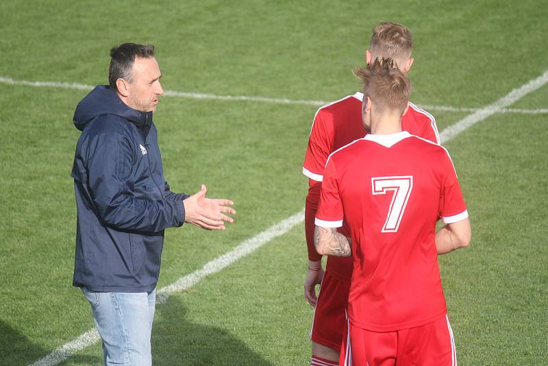 Fotbalisté Prostějova (v modrém) doma porazili Uničov 2:0.