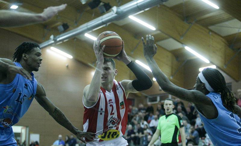 Basketbalové utkání Kooperativy NBL mezi BK JIP Pardubice (v bíločerném) a 	BK Olomoucko (v modrém) v pardubické hale na Dašické.