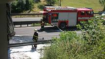 Na dálnici D46 pod mostem v Držovicích hořel kamion