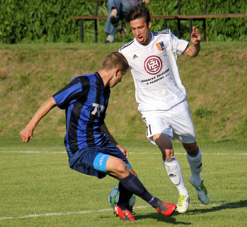 Prostějovští fotbalisté (v bílém) ve 26. hraném kole divize E porazili Slavičín 2:0.  