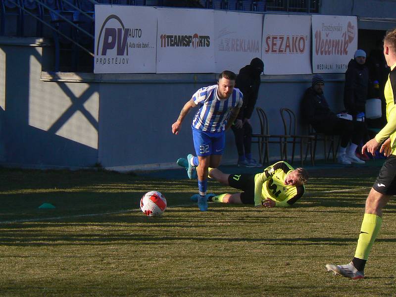 Fotbalisté Prostějova (v pruhovaném) nedokázali na jaře ani na druhý pokus bodovat a podlehli doma týmu Ústí nad Labem.