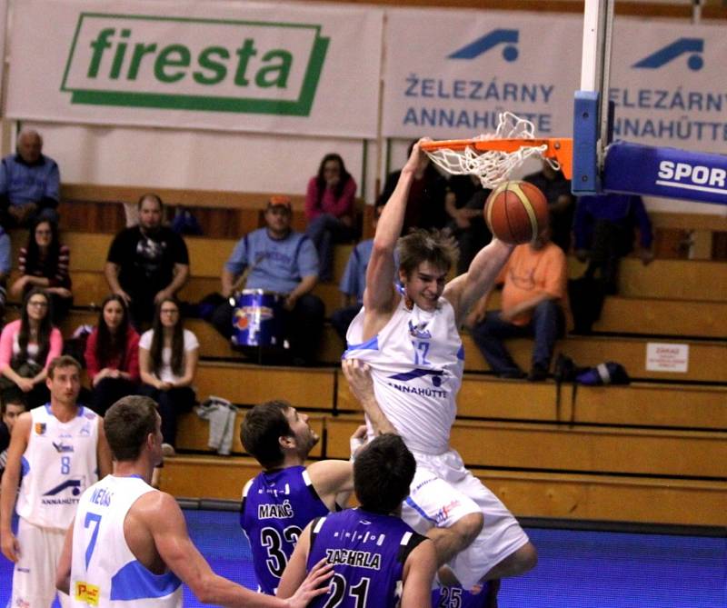 Prostějovští basketbalisté uzavřeli v sobotu základní část Mattoni NBL. V posledním zápase na domácí palubovce porazili Brno 91:76.  Ondřej Kohout