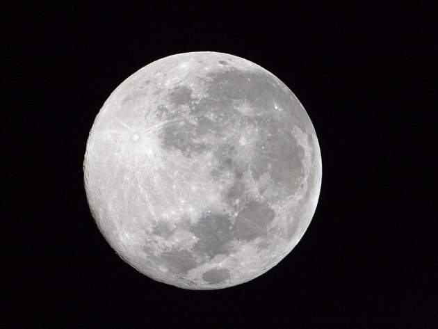 Astronomický snímek Měsíce, který byl pořízený přibližně deset hodin po okamžiku úplňku 