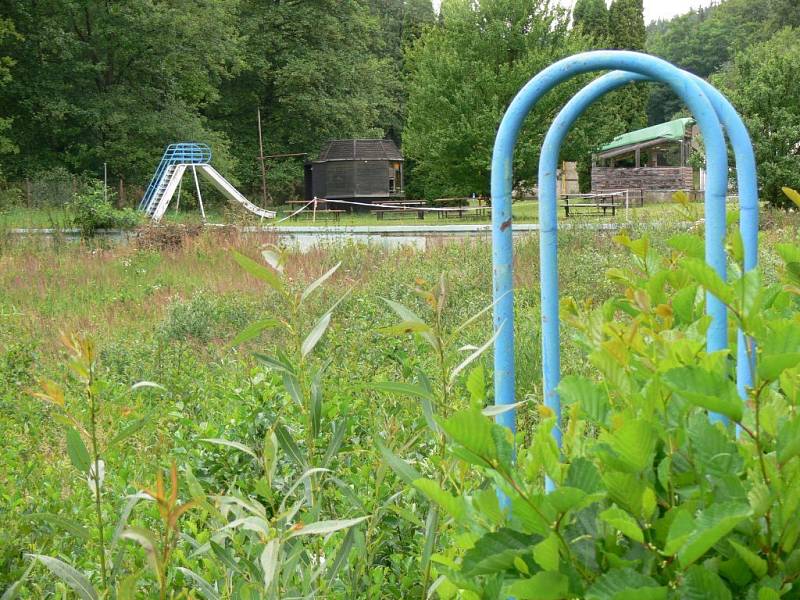 Plovárny na Prostějovsku zažívaly období rozkvětu. Zatímco v plumlovské přehradě se dařilo toliko drobným sinicím, na koupališti v Otaslavicích bujel pralesní ekosystém.