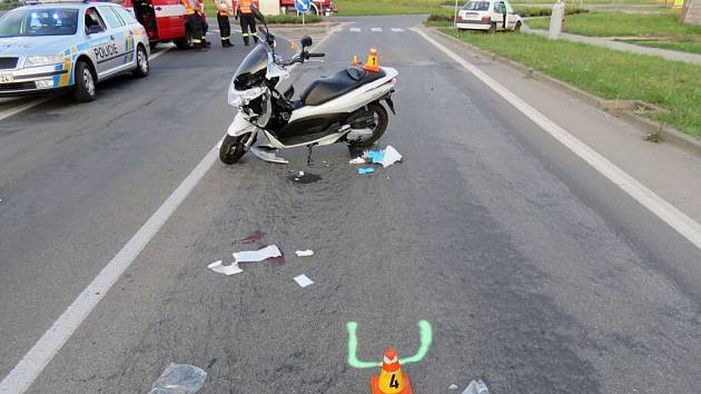 Na největším prostějovském rondelu se ve středu srazilo auto s motocyklem. Výsledkem jsou tři zranění. 
