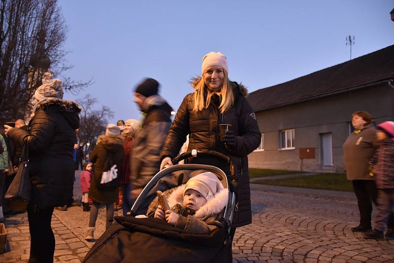 Rozsvícení vánočního stromu v Nezamyslicích 2019