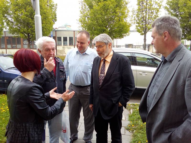 Jiří Krampol společně s Petrem Michkem předali za svou poradenskou kancelář poukaz na koupi ledničky pro ohrožené děti a jejich matky.