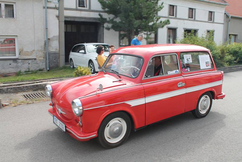 Přehlídka historických motorových vozidel v rámci soutěžní přehlídky Rallye na pohodu - z lázní do lázní. 18.8. 2019