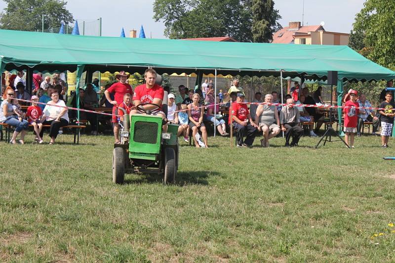 Do Suchdolu se sjelo několik desítek závodníků. Čekaly je překážky deváté Traktoriády. 