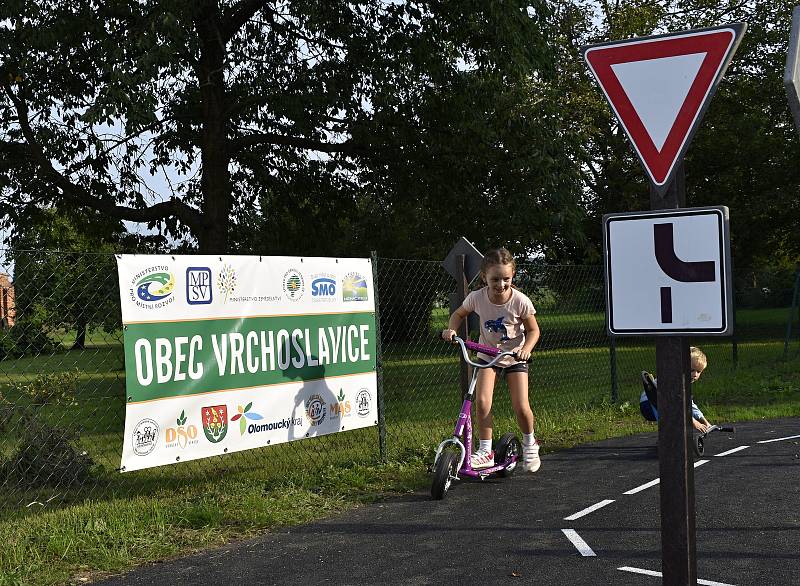 Ve Vrchoslavicích se ve čtvrtek otevřelo nové dopravní a dětské hřiště. 24.9. 2020