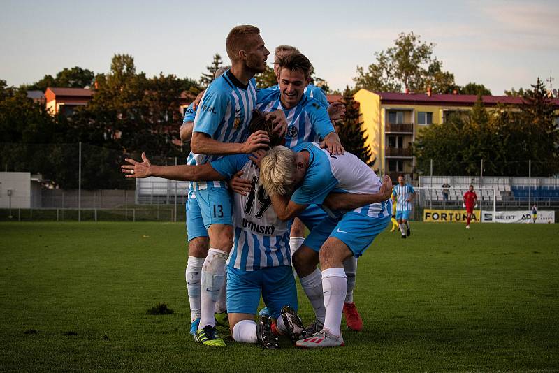 Fotbalisté Prostějova (v bílo-modrém) porazili Varnsdorf 3:2.