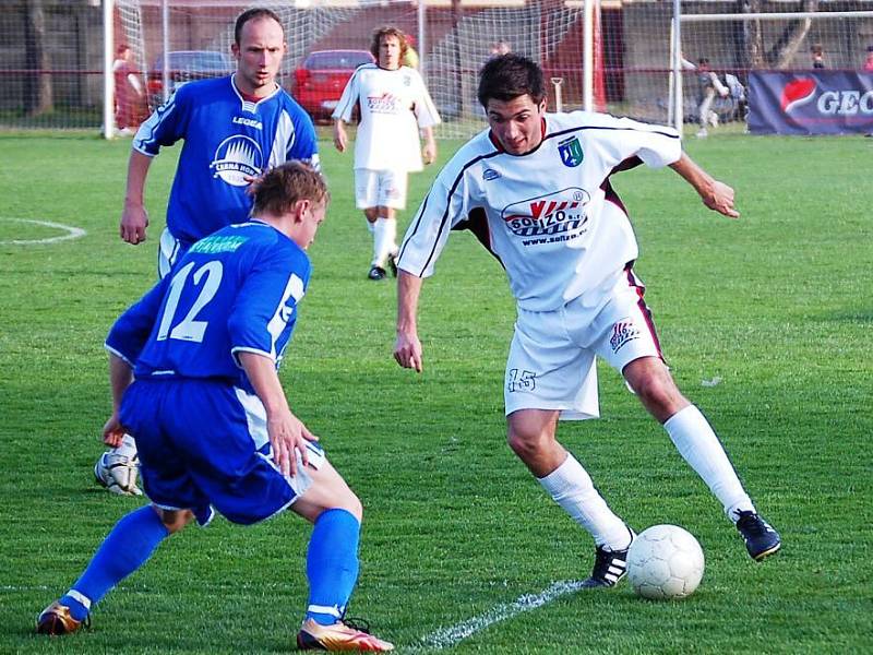 Fotbalisté Protivanova v bílém.