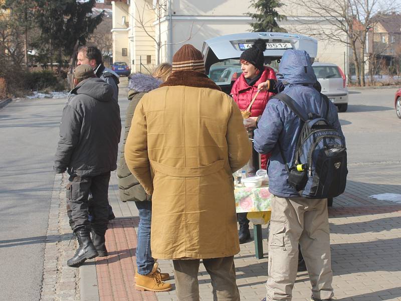 Dobrovolníci u místního nádraží v Prostějově rozdávají lidem bez domova zdarma polévku