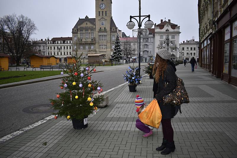 Centrální prostějovské náměstí se halí do vánočního hávu. Ozdobený už je vánoční strom a desítky malých smrčků. 26.11. 2020