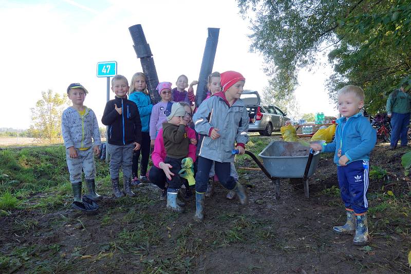 Sázení mladých stromků a keřů ve Vrchoslavicích v sobotu 12. října 2019