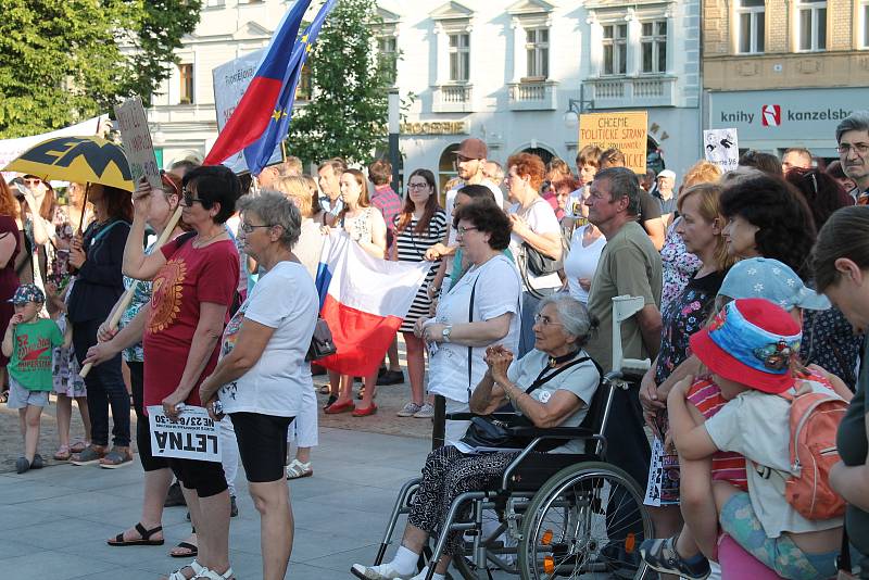 Demonstrace proti Andreji Babišovi na náměstí T. G. Masaryka v Prostějově - 11. 6. 2019