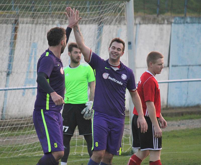 Mohelničtí fotbalisté (ve fialovém) vyhráli v posledním utkání podzimu v Kralicích 6:1.