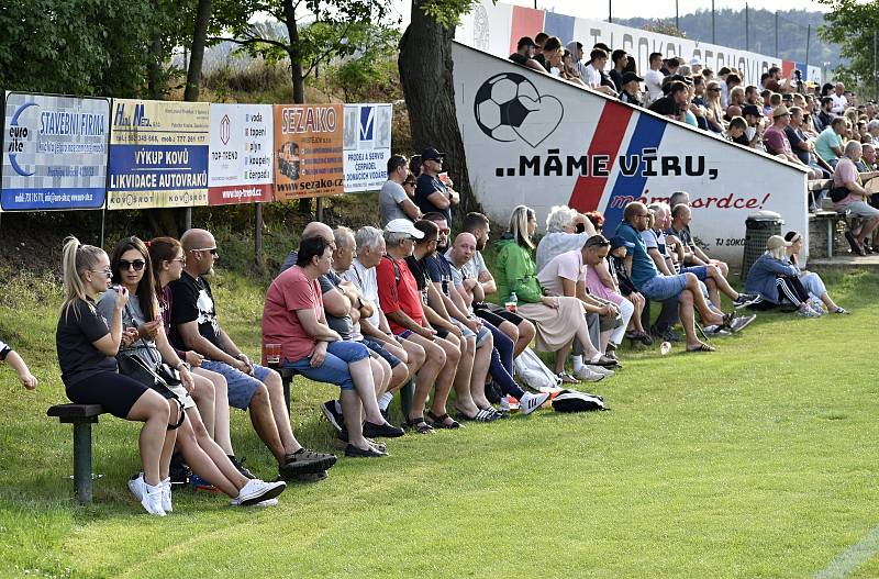 Fotbalisté Čechovic (v modrém) zvládli historickou premiéru v krajském přeboru na jedničku. Rapotínu nasázeli tři góly, 7. 8. 2022