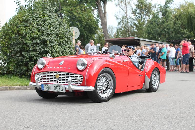 Přehlídka historických motorových vozidel v rámci soutěžní přehlídky Rallye na pohodu - z lázní do lázní. 18.8. 2019