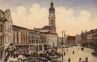 Pohled na západní část Žižkova náměstí před rokem 1914. V domě později známém jako ASO tehdy vítal své hosty hotel U Tří mouřenínů. 