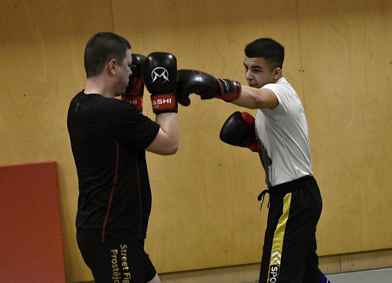 Tělocvičnu na Vápenici navštívili profesionální boxeři Václav Pejsar a Pavel Albrecht, kteří předávali své zkušenosti mladým sportovcům z Prostějova.