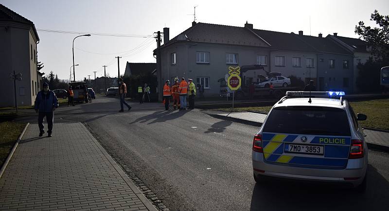 Osobní vlak smetl na nechráněném přejezdu v Kostelci na Hané osobní automobil se čtyřmi lidmi. 25.2. 2021