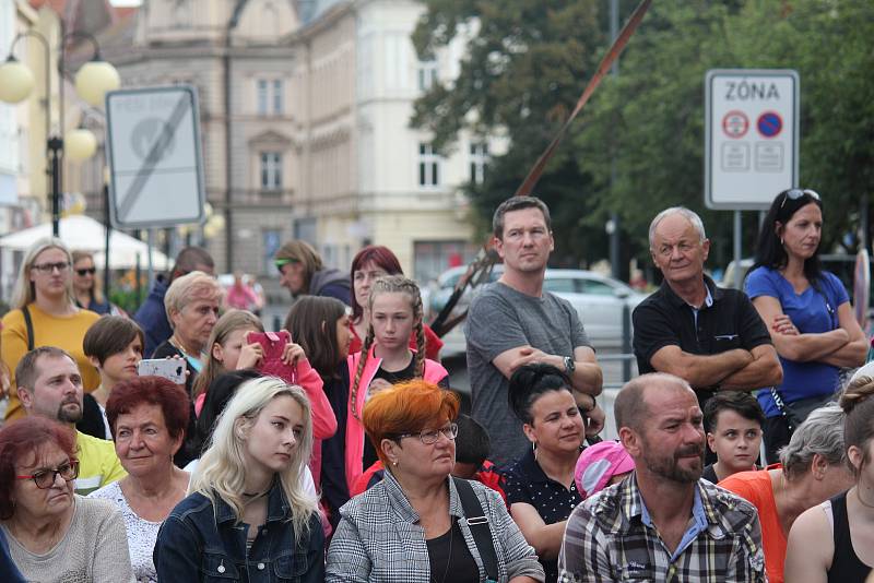Na náměstí T.G. Masaryka v Prostějově proběhla ve čtvrtek v podvečer módní přehlídka místních firem.