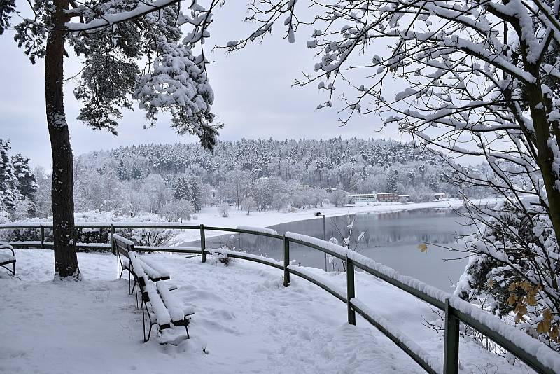 Úchvatné scenérie nabízí zasněžené okolí plumlovské přehrady. 10.12. 2021