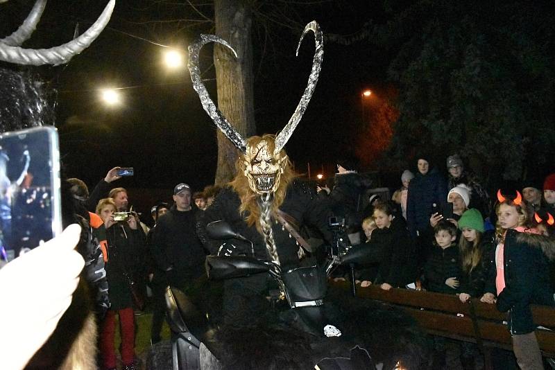 Mikulášská nadílka spojená s průvodem alpských čertů Krampusáků potěšila U Rockyho davy lidí. 4.12. 2022