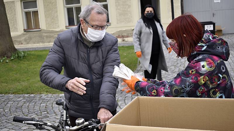 Vedení města Prostějova, se v průběhu středy a čtvrtka věnovalo výdeji roušek, látek a desinfekce všem občanům. 26.3. 2020