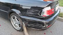Půjčil si od známého auto, naboural BMW, které bylo zaparkované na silnici a od místa ujel.