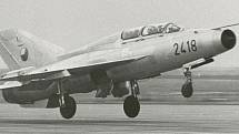 Tragická havárie MIGu-21U u Bukové na Prostějovsku 14. 10. 1988 -  snímek letounu MiG-21U trupového čísla "2418"