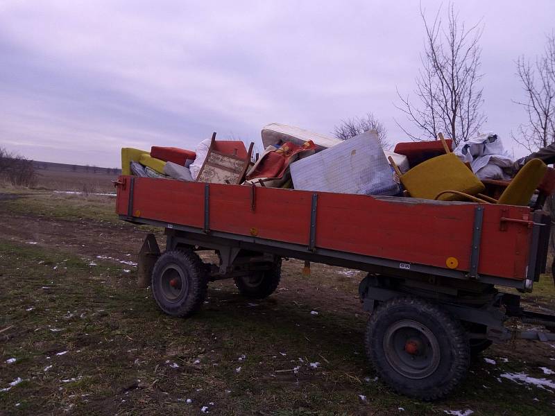 Tato černá skládka se objevila na začátku ledna 2019 v katastru obce Vícov