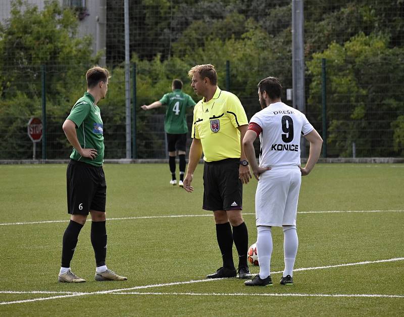 Konice (v bílém) si poradila i s Chválkovicemi a po čtyřech kolech má plný počet bodů.