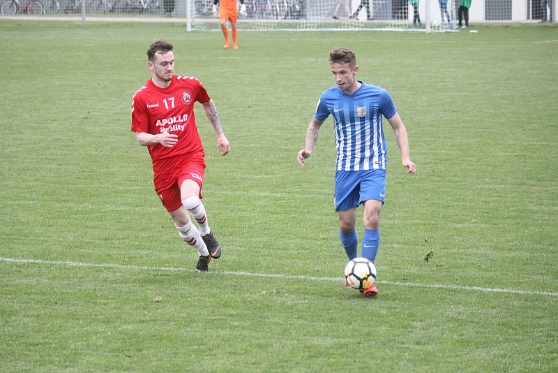 Fotbalisté Prostějov (v modrém) remizovali s Uherským Brodem 1:1 Jan Michalec (Uherský Brod) a Michal Sečkář (Prostějov)