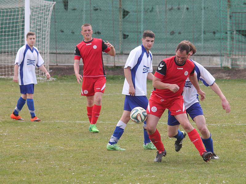 Šlágr III. třídy mezi Plumlovem (bílí) a Kostelcem na Hané musely rozhodnout penalty.