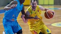 BK Opava (ve žlutém) - BK Olomoucko 72:64