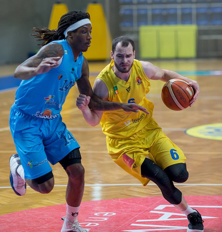 BK Opava (ve žlutém) - BK Olomoucko 72:64