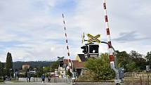 Hlavní železniční přejezd v Kostelci na Hané už má novou světelnou signalizaci i závory.