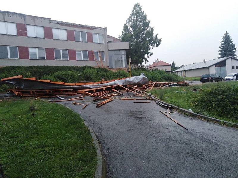 Střecha, která z budovy bývalých vojenských lesů v Lesnické ulici v Plumlově ulétla při bouřce v pondělí 1. července 2019