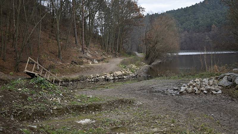 Místo, kde vyroste na přehradě most pro cyklisty a pěší. 30.11.2020