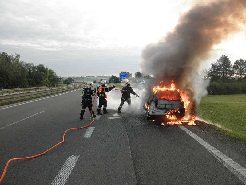 Auto rodiny vzplálo na D46 u Olšan u Prostějova v neděli ráno, právě když rodina mířila do olomoucké porodnice.