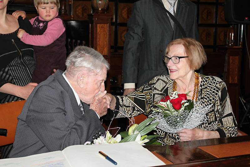 Manželé Novákovi obnovili na prostějovské radnici svůj manželský slib po 75 letech