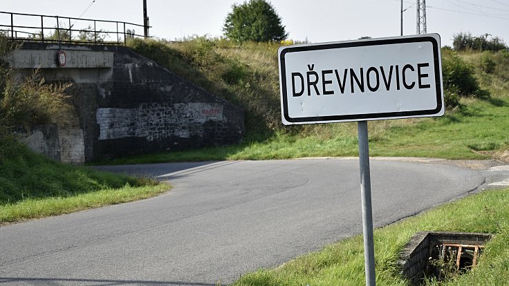 Vesnička Dřevnovice se nachází nedaleko Nezamyslic jakoby schovaná za železniční tratí.
