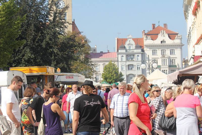 Víkendové hodové slavnosti v Prostějově přilákaly v neděli stovky lidí. Pestrý program i zajímavá nabídka stánkařů, očerstvení, kolotoče i jiné atrakce tvořily jako každoročně zdejší hodovou náladu.