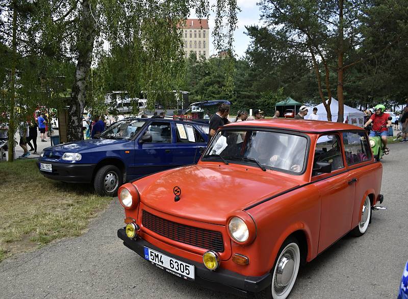 Majitelé nesmrtelných východoněmeckých vozidel se sešli o víkendu v plumlovském kempu Žralok. 2.7. 2022