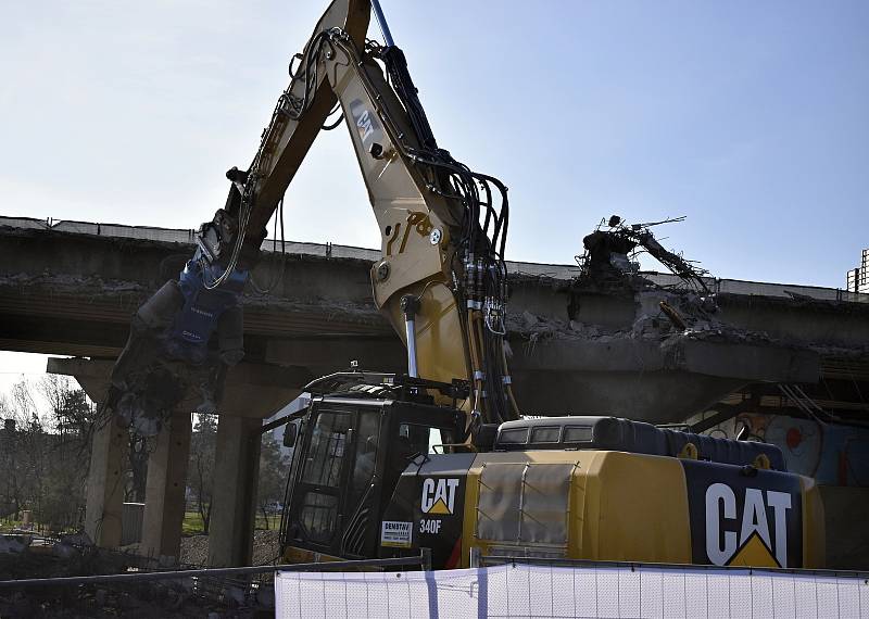 Útok bagrů na demolici dálničního mostu na D46 v Prostějově. 10.4. 2021.