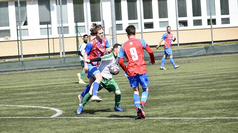 V utkání I.B třídy, skupiny B, dosáhli hladkého vítězství fotbalisté Hané (bílozelení), kteří nasázeli Smržicím čtyři branky. 17. 4. 2022